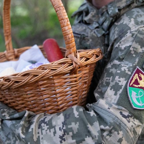 Освячені паски за кілька кілометрів від фронту мають дивовижну силу Великого Дня